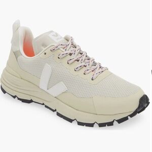 NWOT Veja Dekkan Alveomesh Sneaker size EU 40 US 9